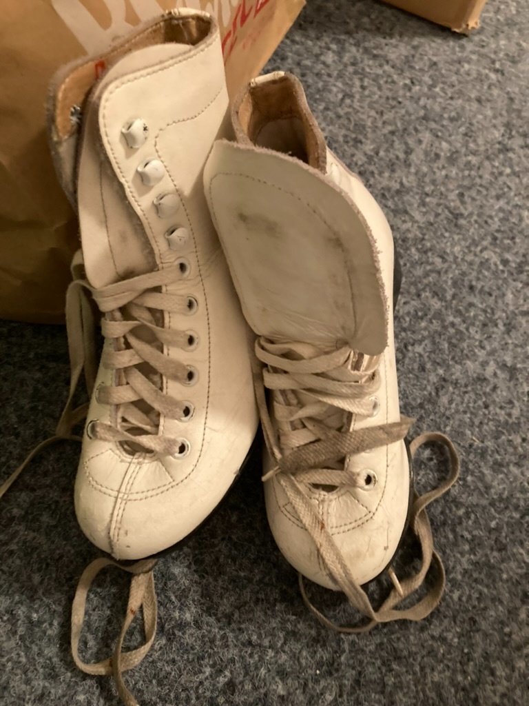 Dva páry dívčích bruslí - 7