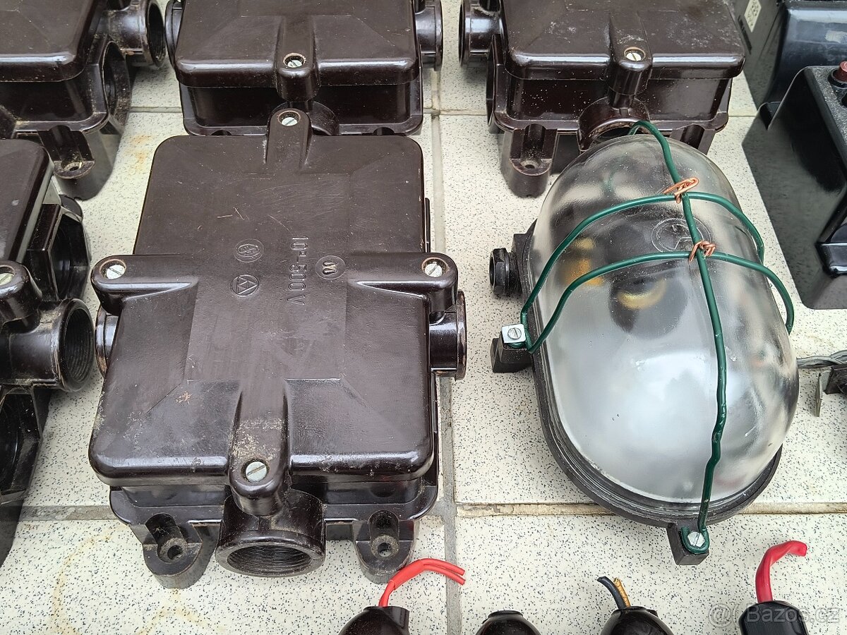 Starožitné bakelitové věci (jističe, kryty, zásuvky...) - 7