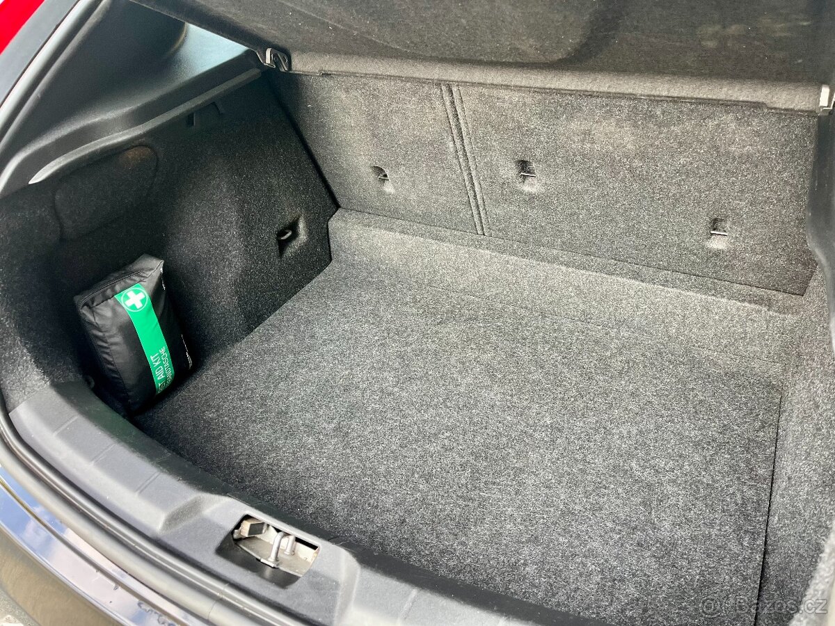 Volvo V40 D2 88kW R-Design VÝHŘEV Bi-Xenony NAVI Senzory - 7