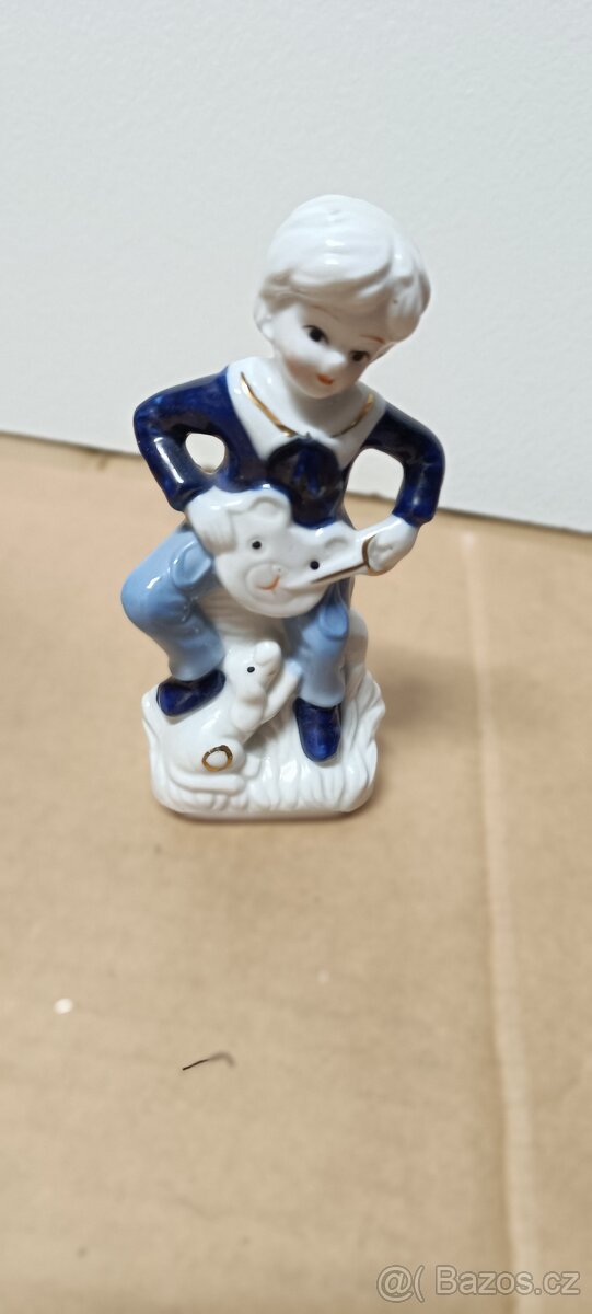 ručně malovaná porcelánová figurka chlapce se psem - 7