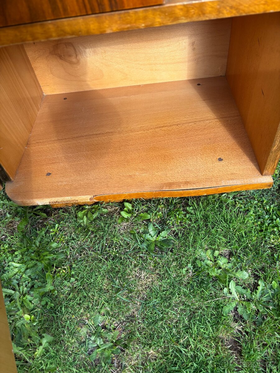 Zrenovovaný noční stolek - 7