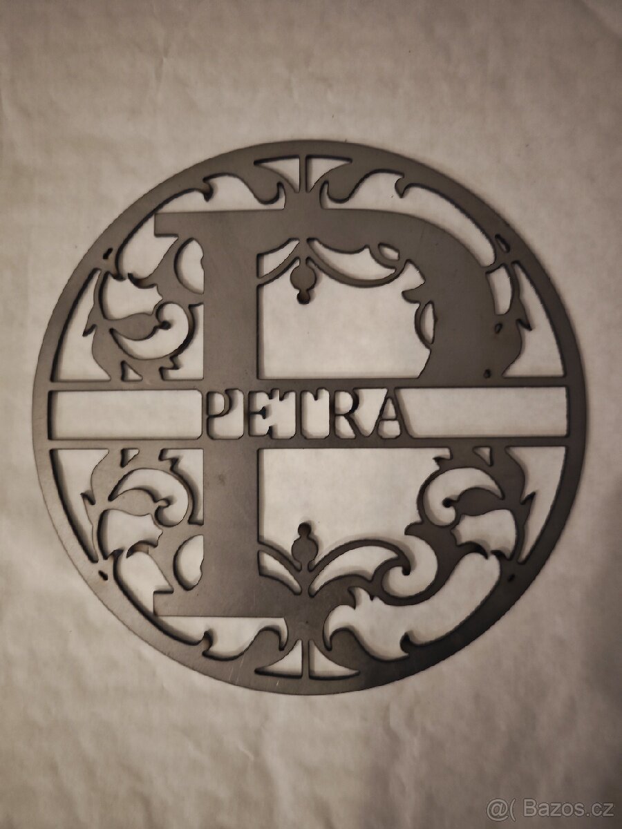 Kovová dekorace na zeď – monogram „V“, plech 2 mm, 30×30 (be - 7