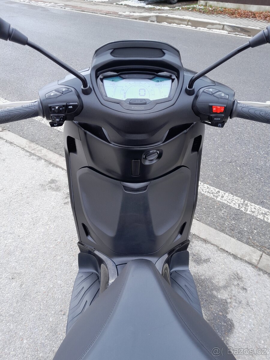 Piaggio Beverly 300i HPE, 2023, 6000km, ZIMNÍ CENA - 7
