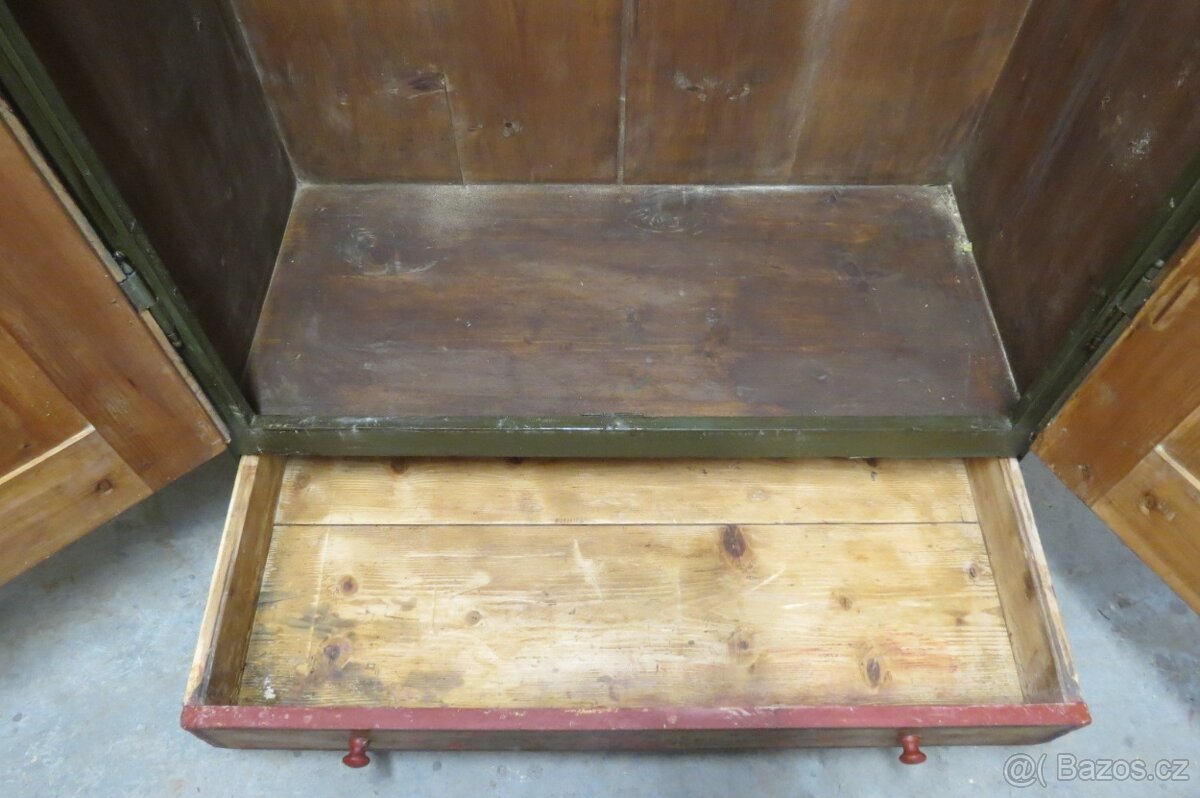 Malovaná skříň po celkové starší renovaci - 7