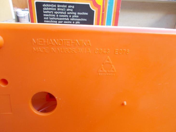 Retro hračka šicí stroj na baterie 70 léta - 7