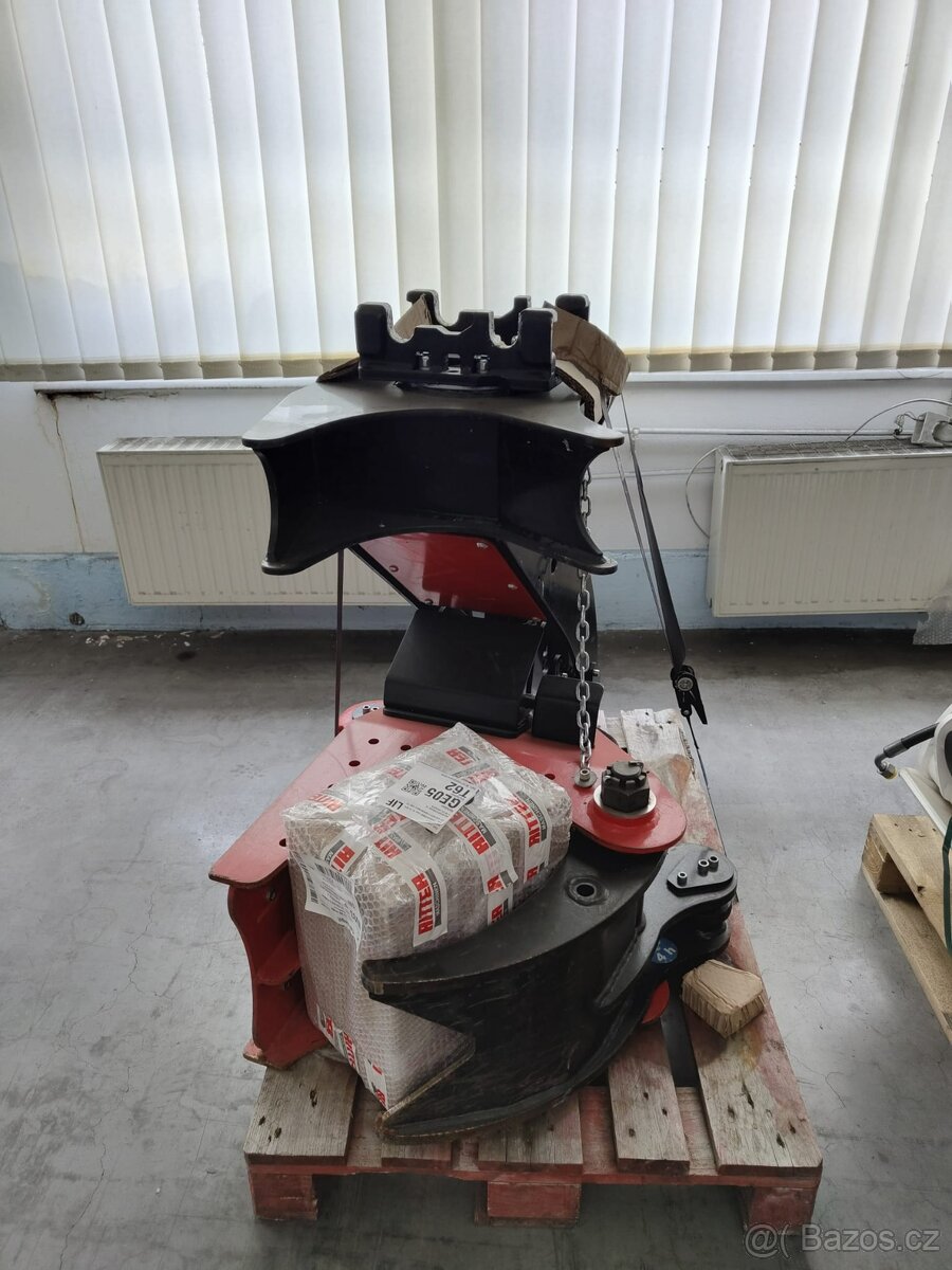 Lesní traktor JOHN DEERE 6145R + vyvážečka - 7