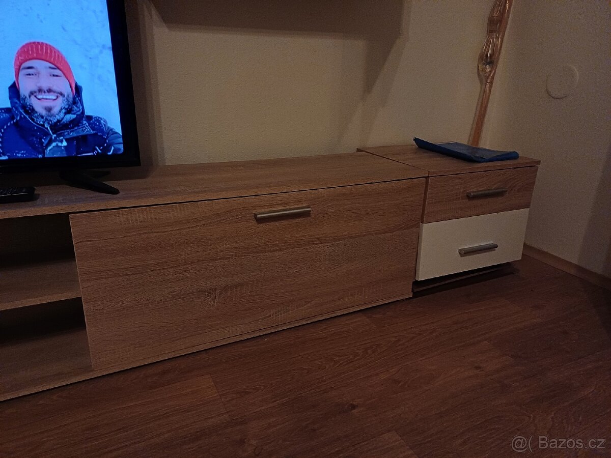 PRODÁM HEZKOU OBÝVACÍ STĚNU LEVANO DUB SONOMA
- 7