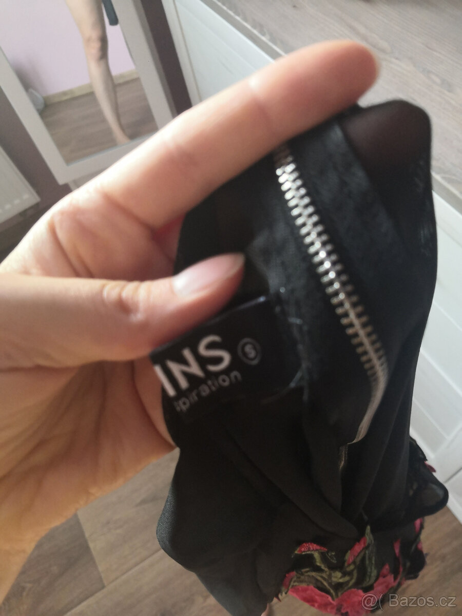 Černé šaty s květinovou výšivkou - 7