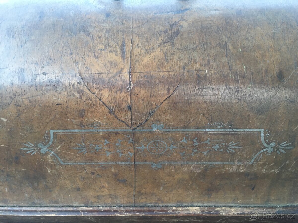 STAROŽITNÝ. ŠICÍ STROJ. zn. ROYAL - 7