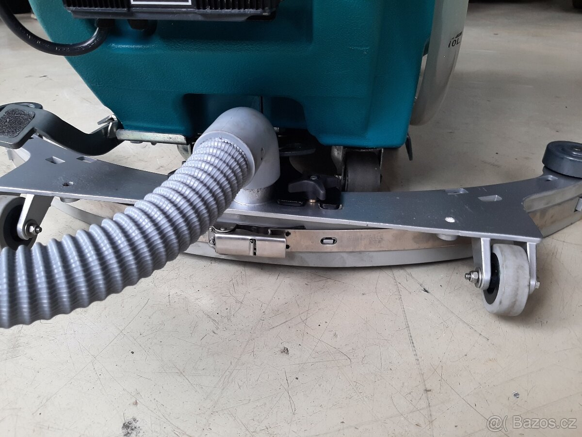 Podlahový mycí stroj Tennant T2 - zánovní stav 134 Mth - 7