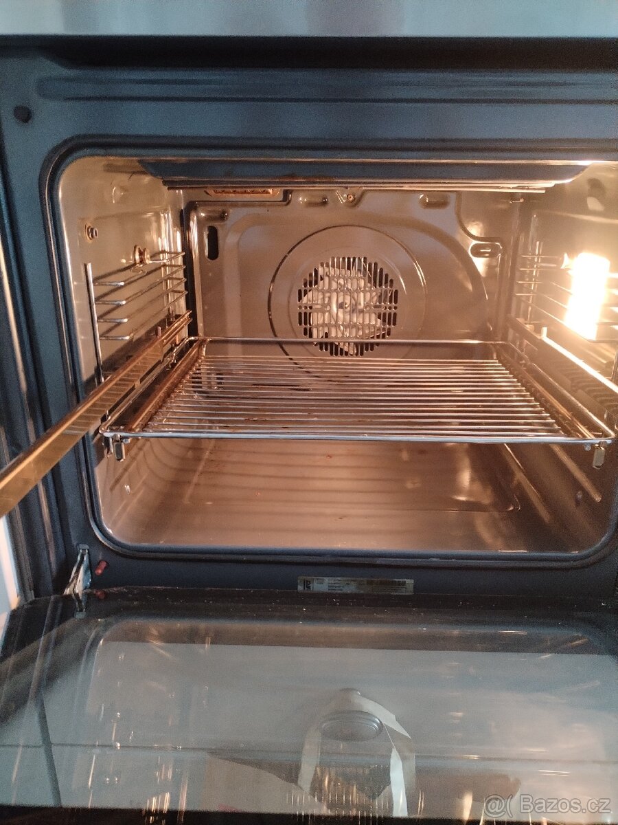 Vestavná horkovzdušná trouba TEKA - 7