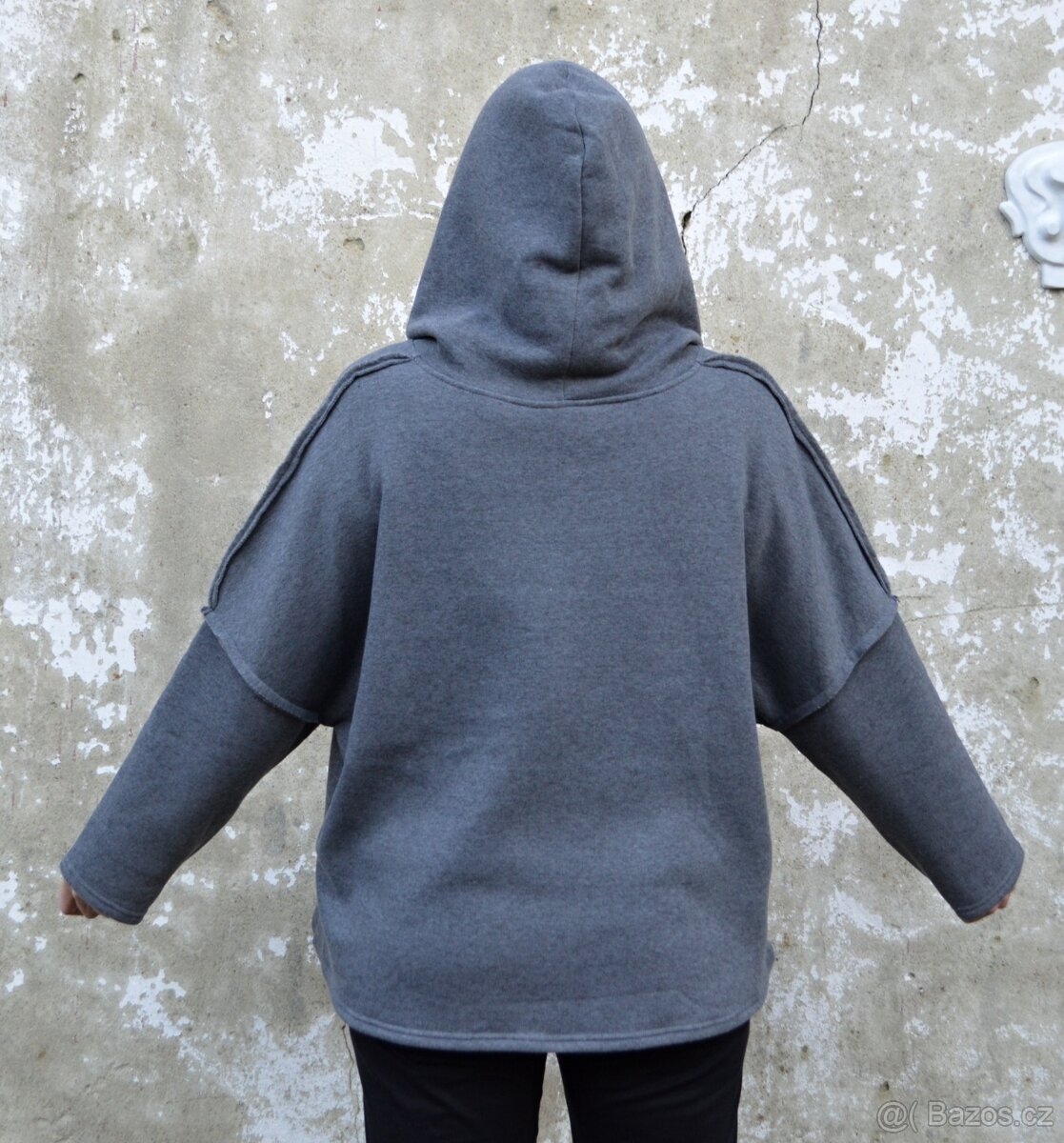 Šedá mikina s vážkou - 7