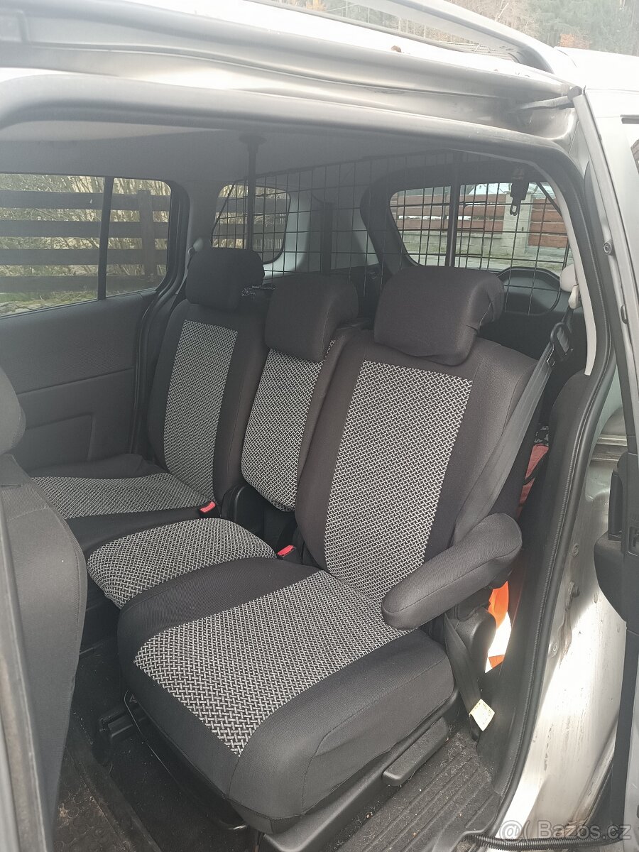 Mazda 5 rok 2007 . 2.0 nafta 81kw - 7