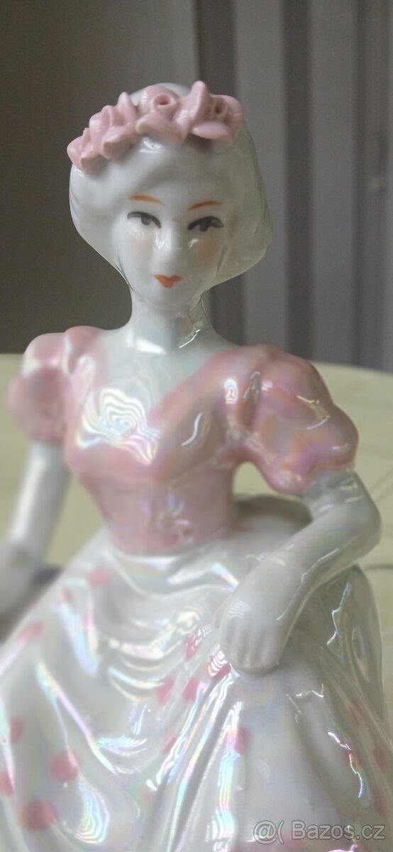 Porcelánová soška ,,B" - 7