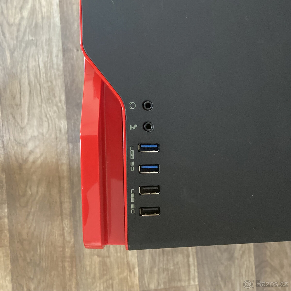 Prostorná PC skříň NZXT H440 (černo-červená) - 7