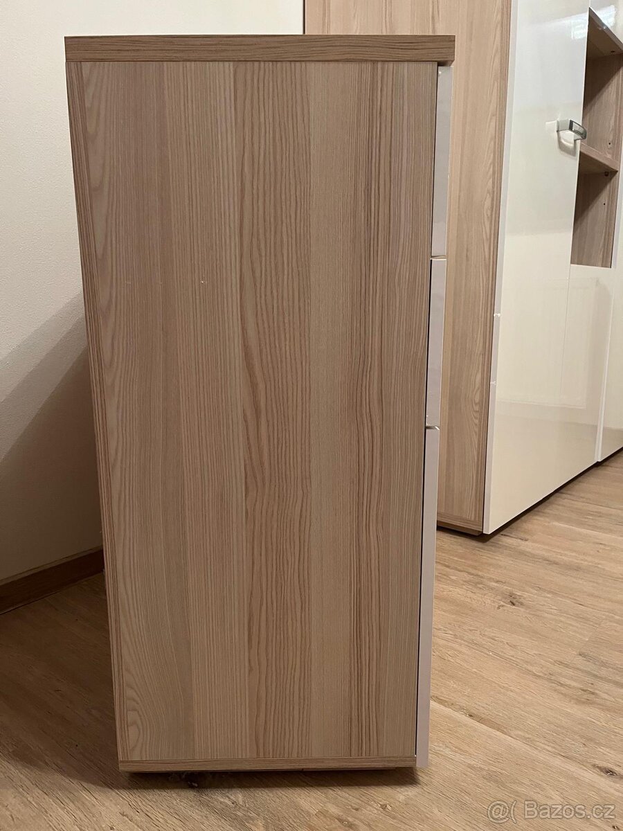 Šatní skříň se dvěma komodami - 7