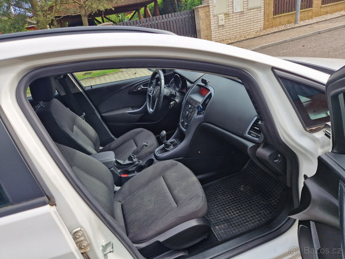 Opel Astra J sports Tourer 1.7 cdti - původ ČR - 2 majitel - 7