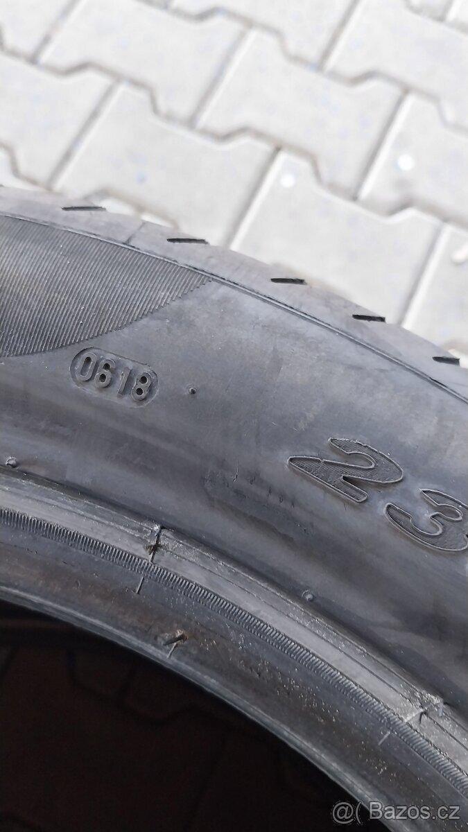 Prodám 2 x letní pneu Pirelli 235/50/19 - 7