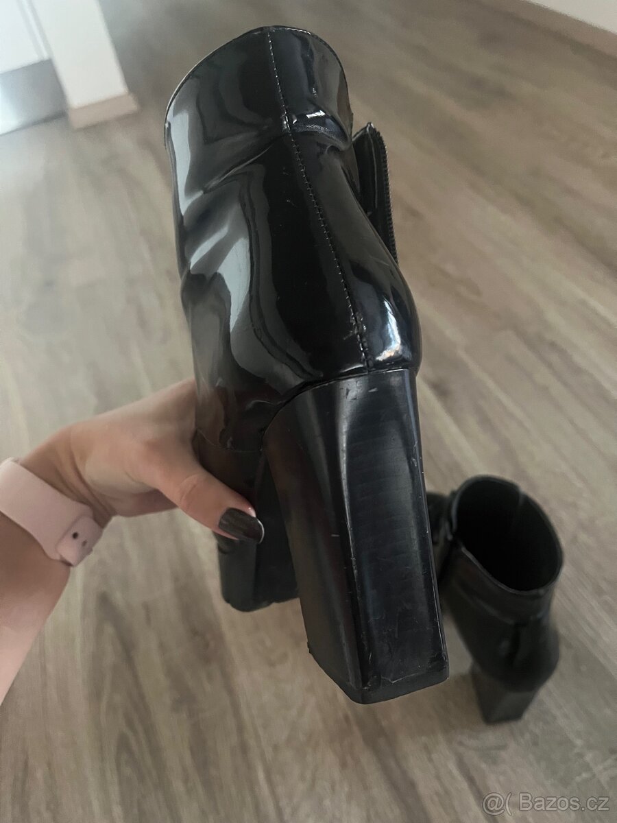 Dámské kotníkové boty z lakované kůže - 7