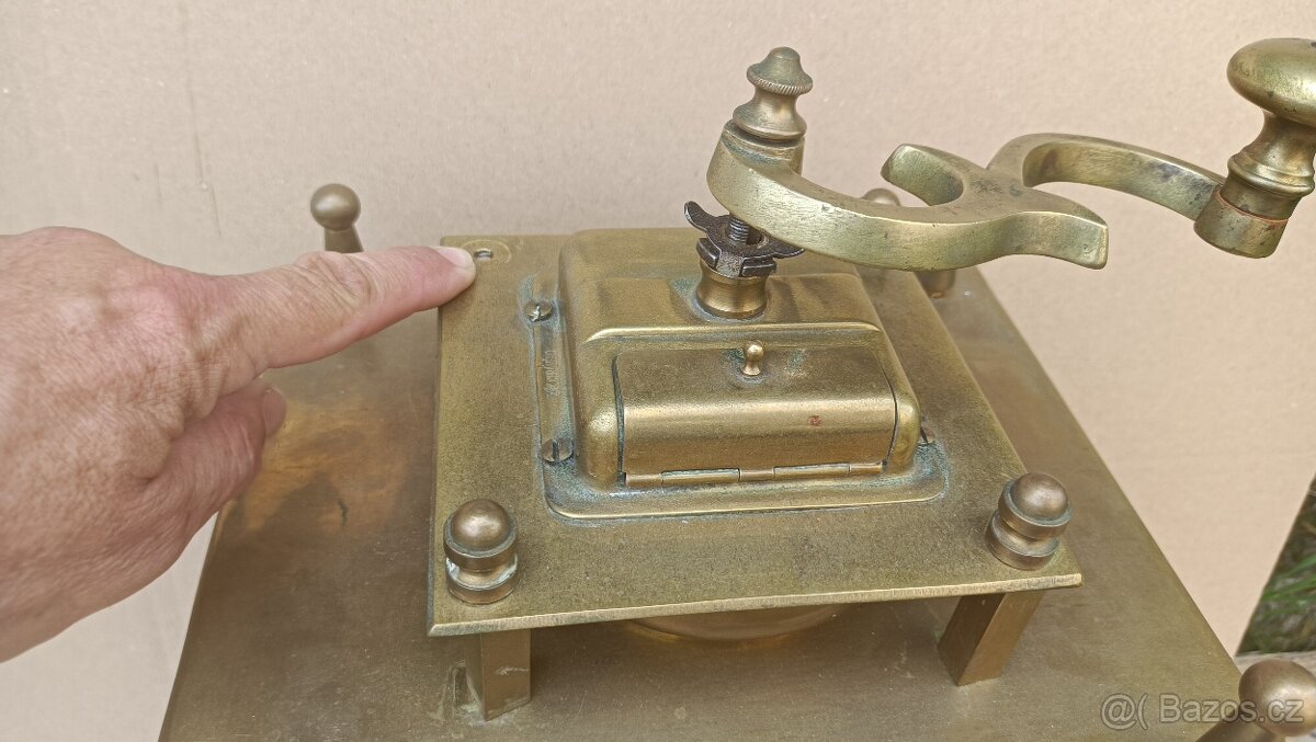 Obrovsky velmi starý mlynek na kavu ZAK. CHRANĚNO - 7