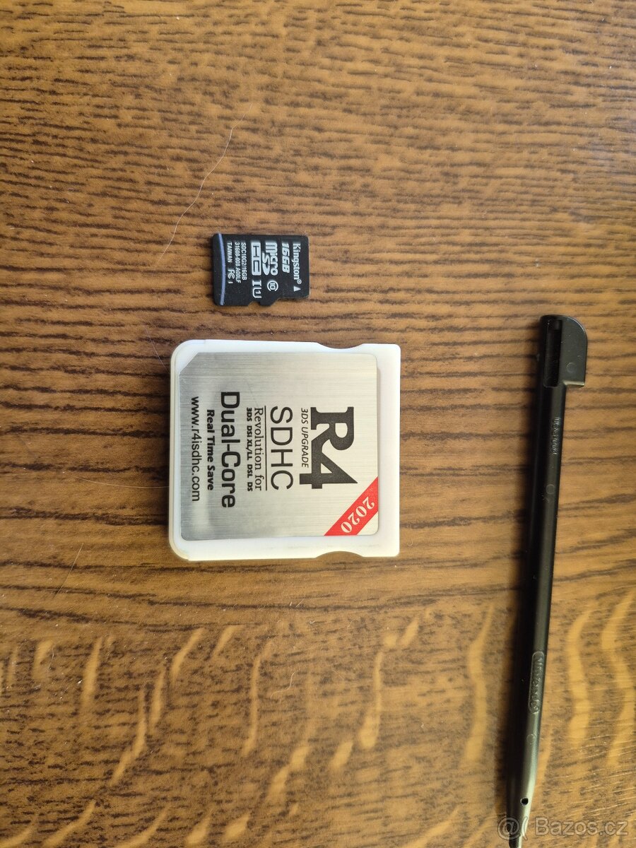 Nintendo DS Lite s příslušenstvím. - 7