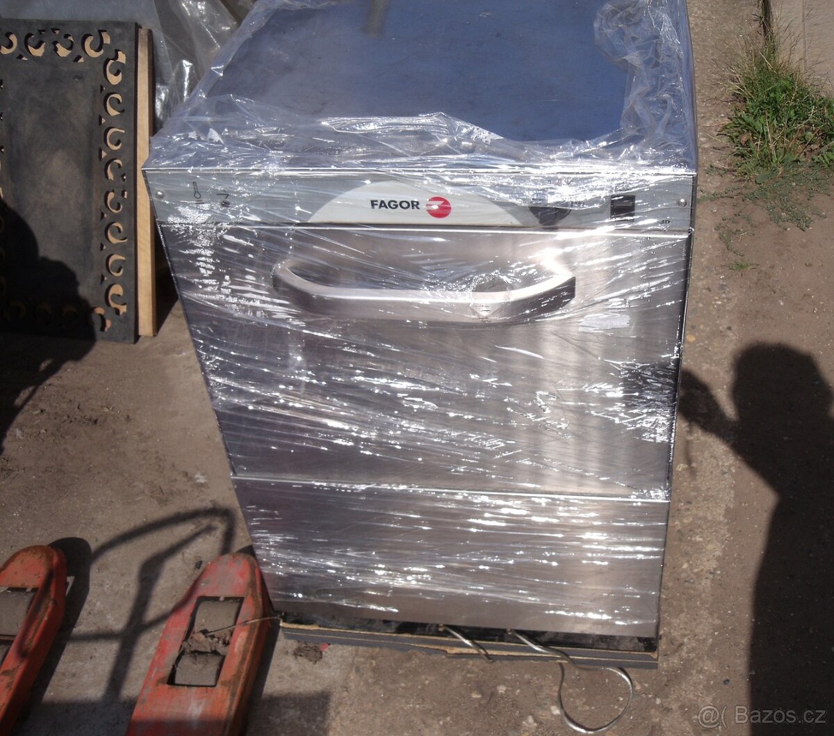 Myčka na nádobí. Výrobník ledu. Barovou myčku.Nařezak.Váha - 7