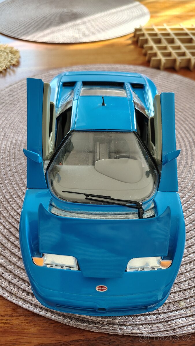 Auto Bugatti na stojanu - 7