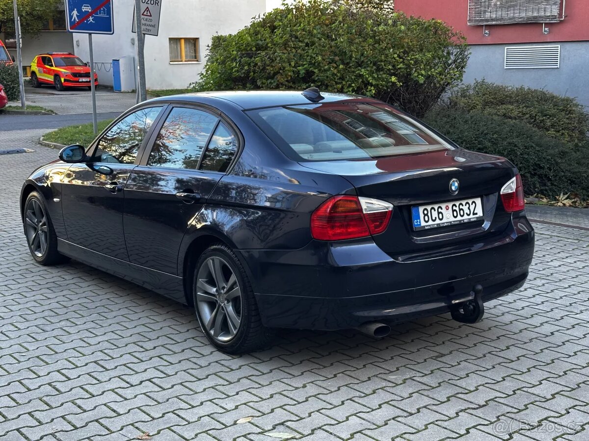 BMW E90 320i 110kW Xenony ALU R17 Tempomat El. tažné - 7