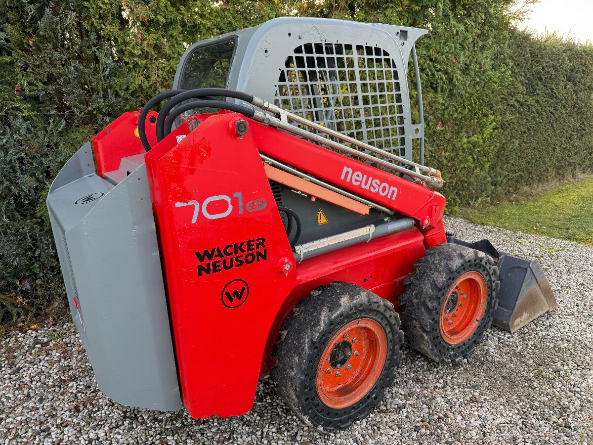 Smykový nakladač Wacker Neuson 701E/PĚKNÝ STAV,LŽÍCE,PAL.VI/ - 7