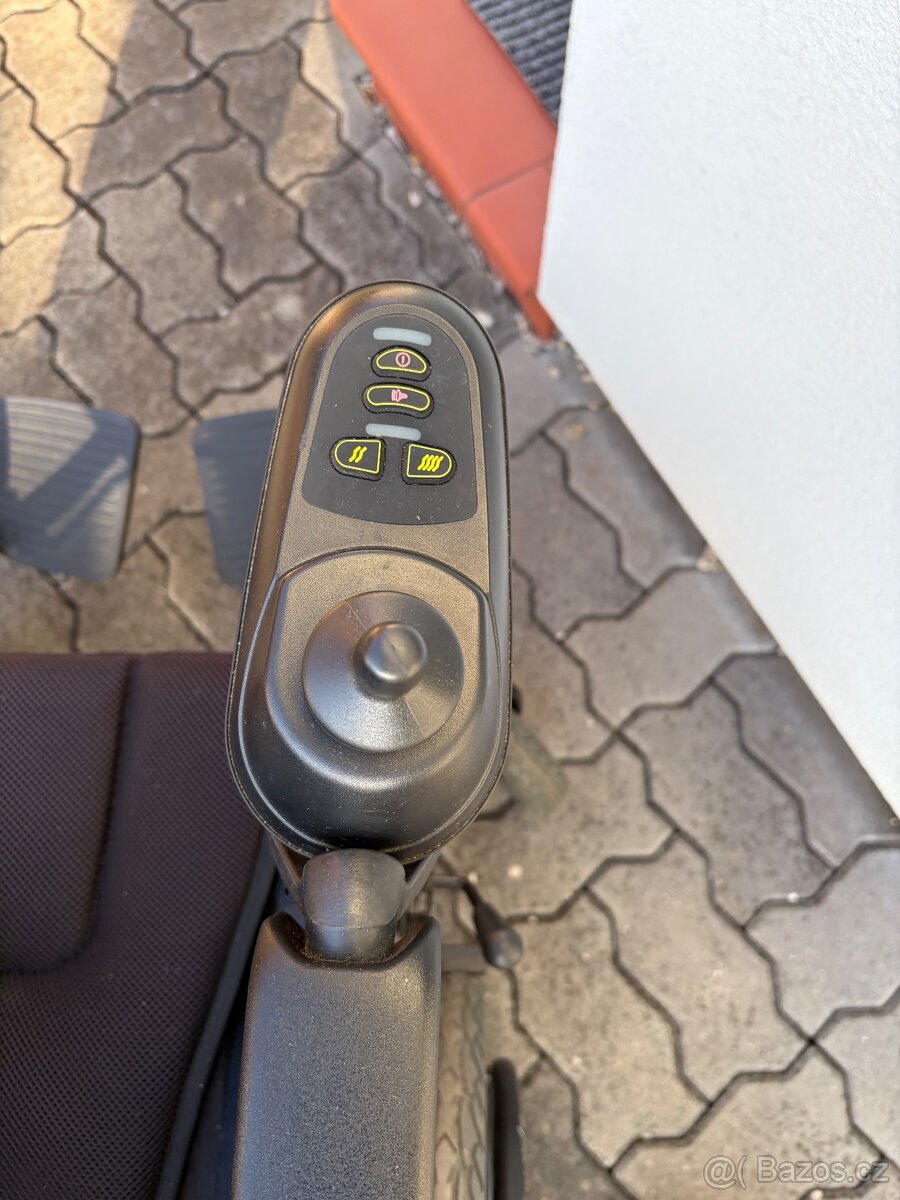 Prodám skládací elektrický invalidní vozík - 7