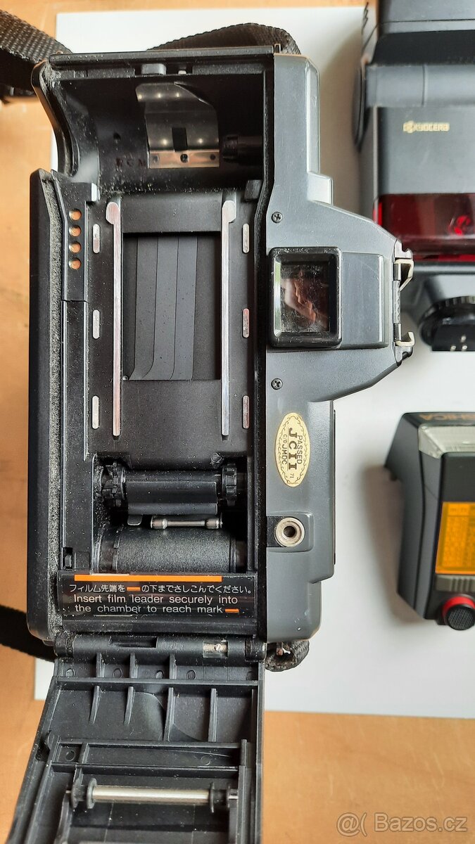 Yashica 230 AF, Yashica lens 35-70, Yashica blesk -sleva - 7