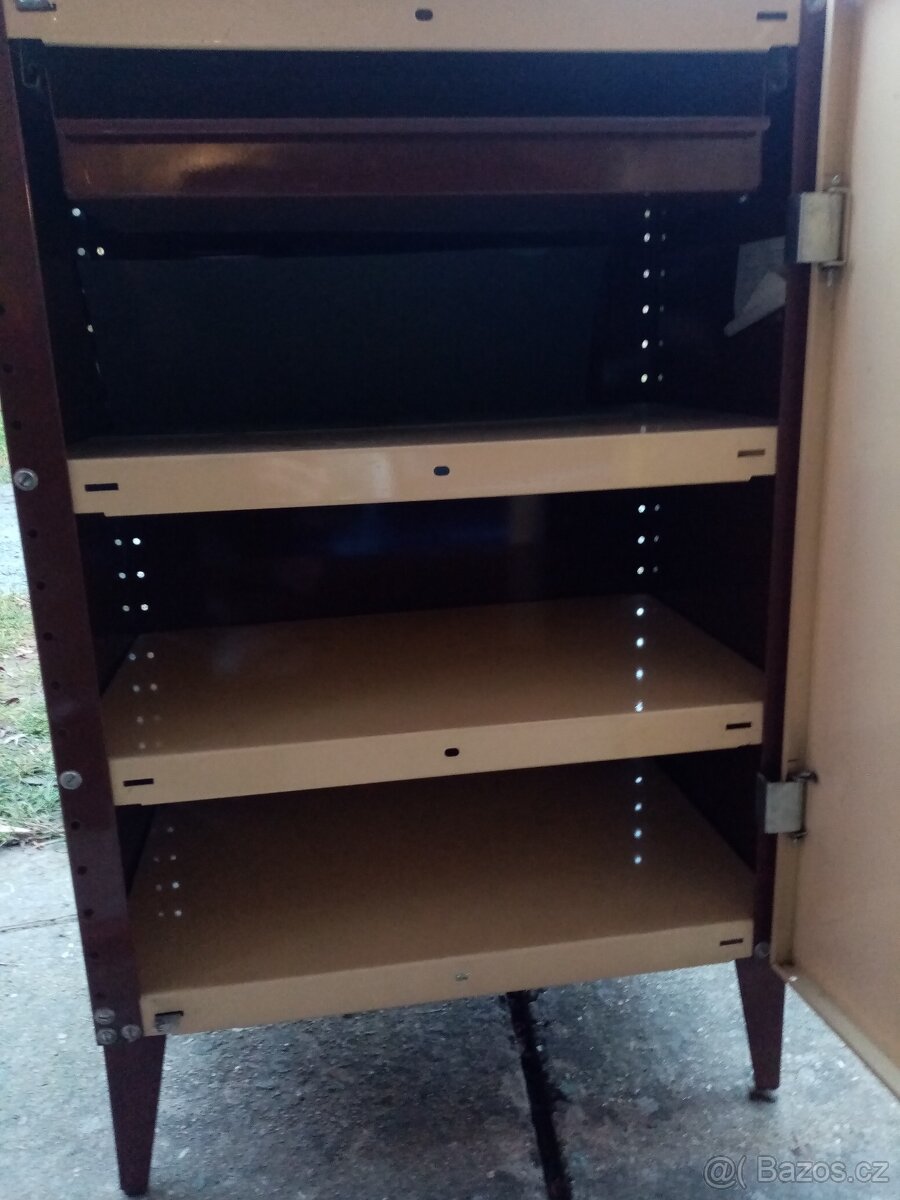 Dílenské stolky a skřínka - 7