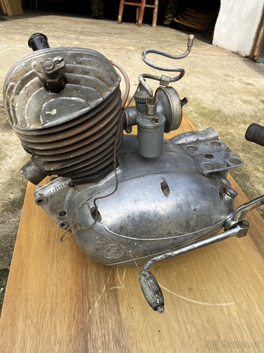ČZ 125 T MOTOR - 7