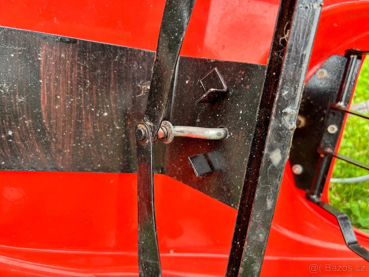 Šlapací autíčko historické červené - 7