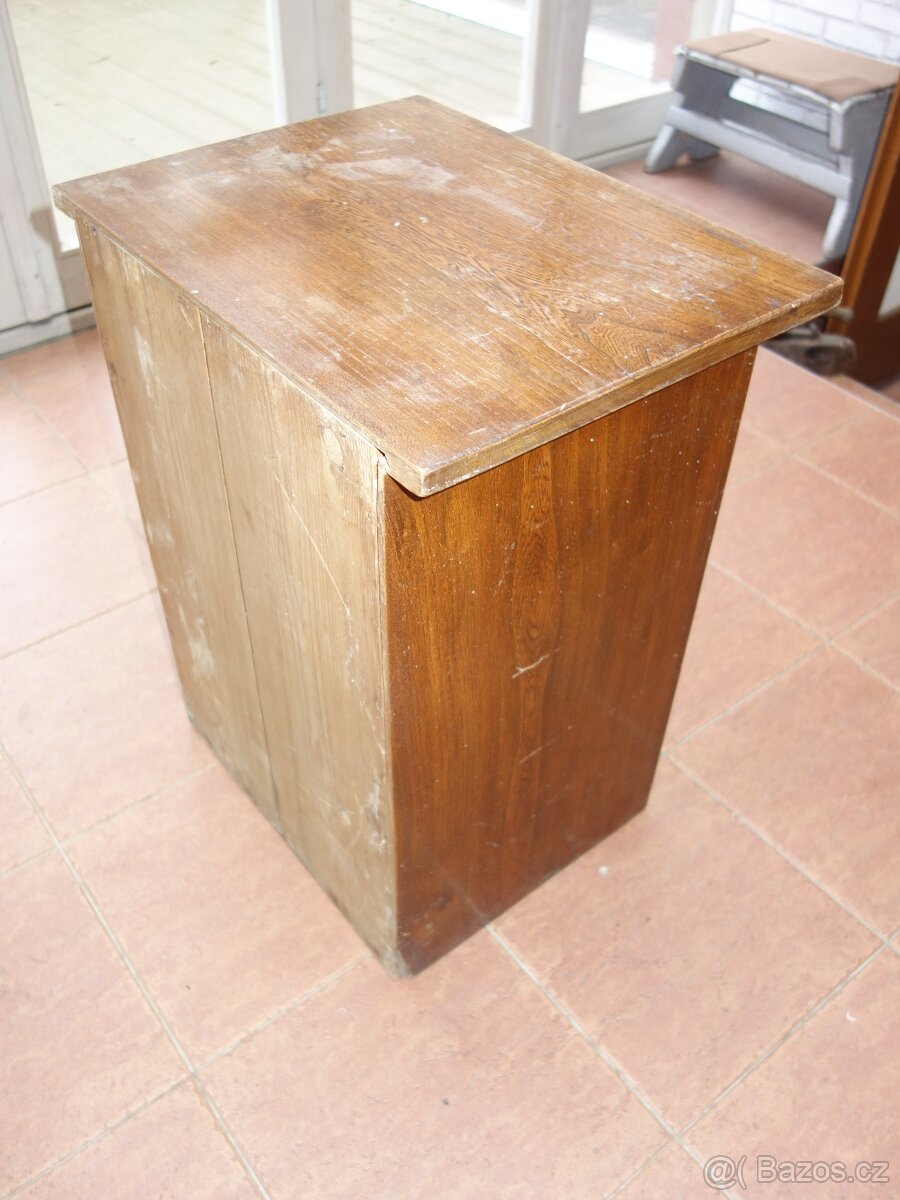 Malá dřevěná skříňka - 7