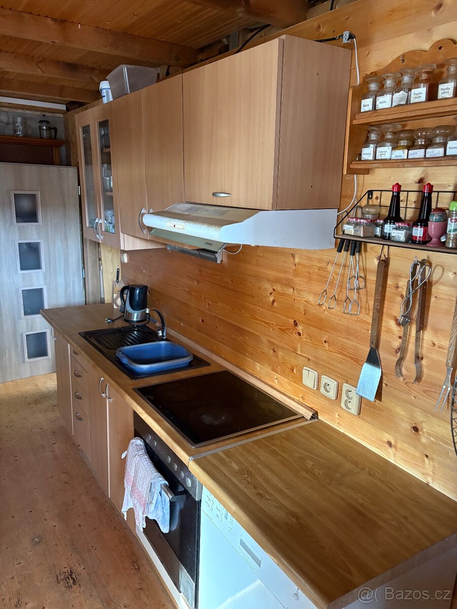 Prodám komody,skříně,kuchyň,botník,rohové sezení z masivu - 7