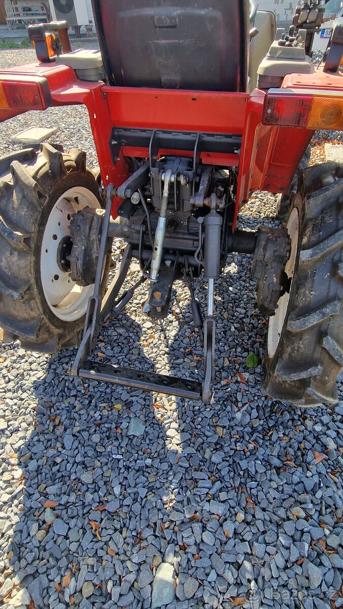 Malotraktor Yanmar s čelním nakladačem - 7