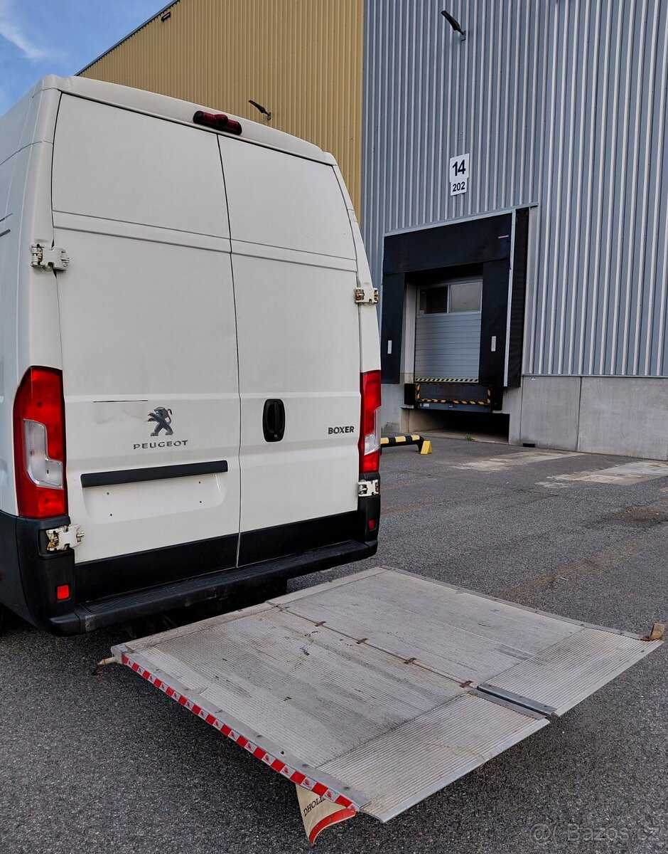 Půjčte si Peugeot L4H3 s nákladovou rampou - 7