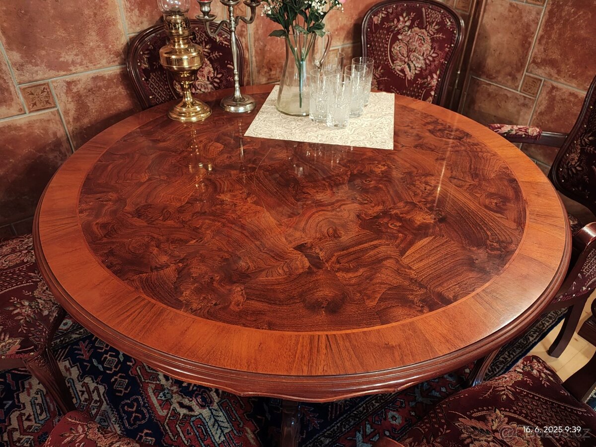 Jídelní stůl se čtyřmi židlemi a dvěma křesílky - 7