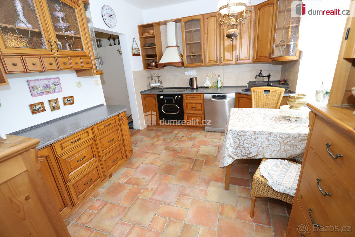 Rodinný dům 5+1 s krásnou zahradou, zahradní besedou, venkov - 7