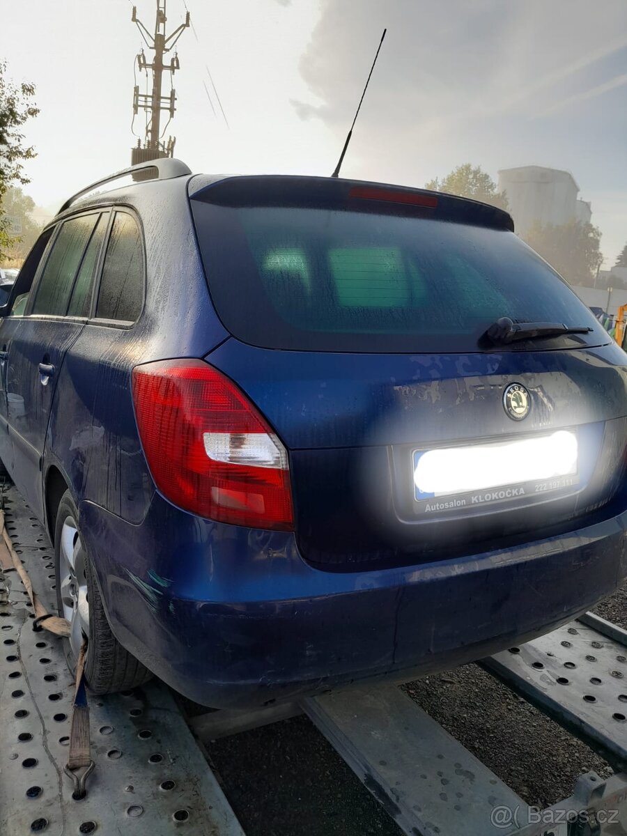 nd z škoda fabia 2 1.2htp 44kw červená bílá modrá stříbrná - 7