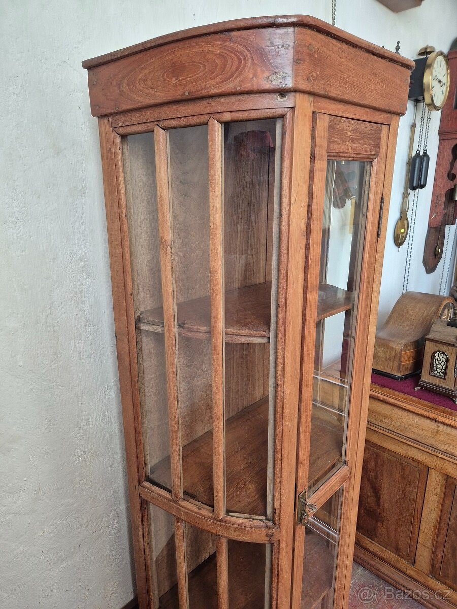 Koloniální starožitná prosklená vitrína z masivního dřeva - 7