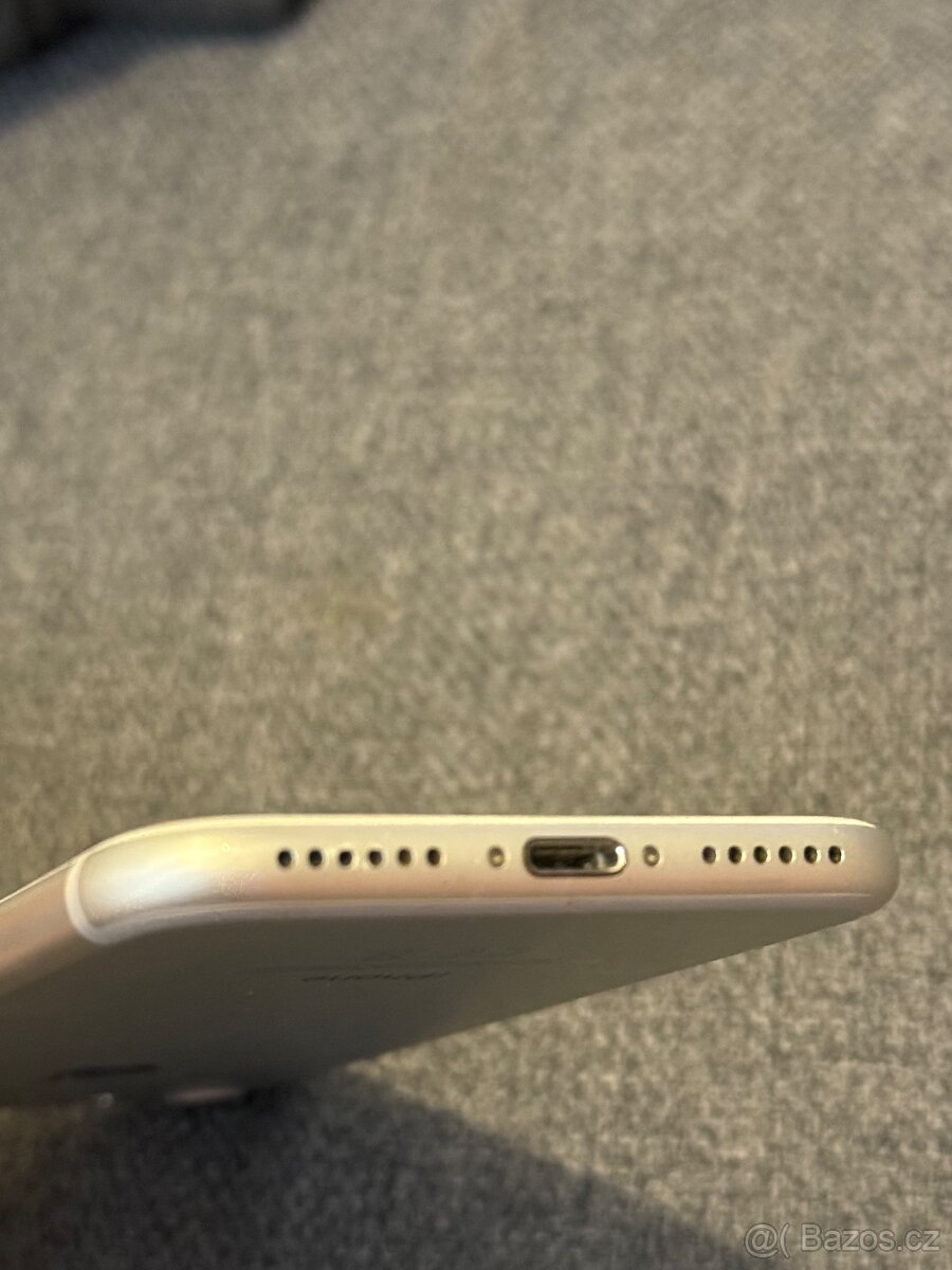 Stříbrný iPhone 7 32GB - 7