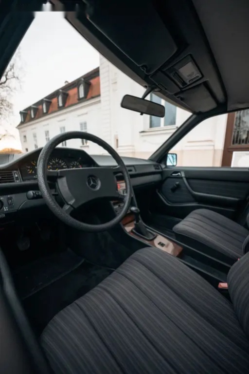 Mercedes-Benz 124 - 7