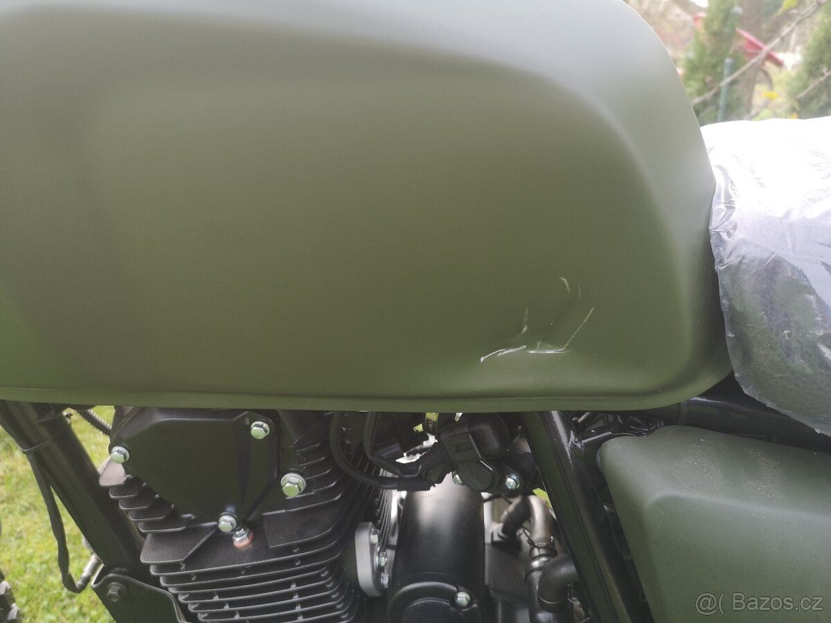 Brixton 125, nový, škrábanec na nádrži. - 7