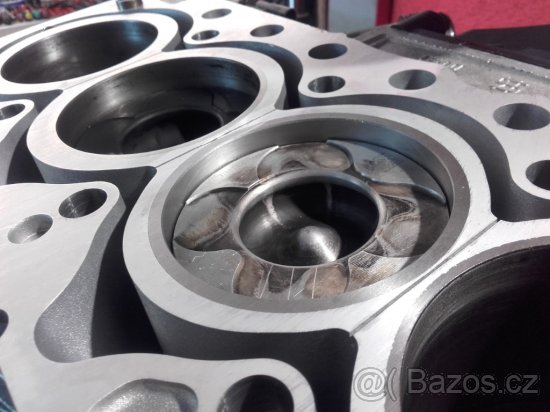 Volvo hlava motoru Volvo D5 - 7