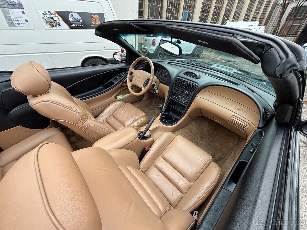 Ford Mustang GT Convertible - 7
