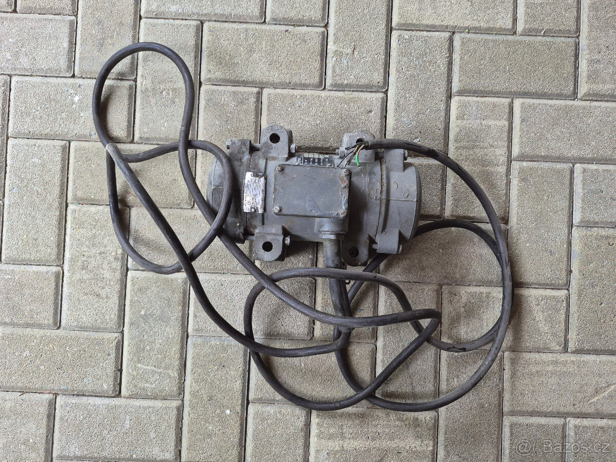 Příložný vibrátor Stavostroj – motor MEZ Mohelnice - 7