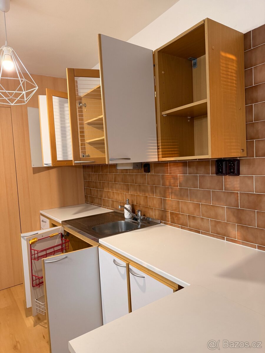 Kuchyňská linka – skvělý stav - 7