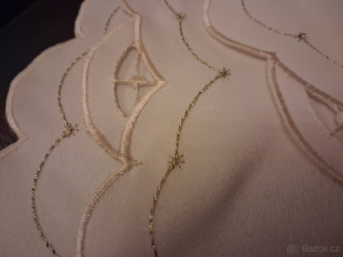 Vánoční kulaté prostírání vyšívané 12 kusů - 7